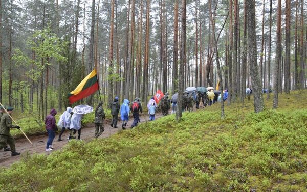 Пеший поход в лесах в память о всех защитниках независимости Литвы - Sputnik Литва
