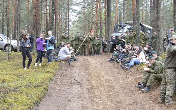 Участники посетили бункеры партизан в лесах возле Варены и Мяркине - Sputnik Литва