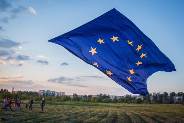 Огромный флаг ЕС в небе Украины Огромный флаг ЕС в небе Украины - Sputnik Lietuva