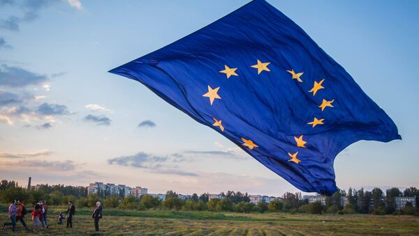 Огромный флаг ЕС в небе Украины - Sputnik Литва