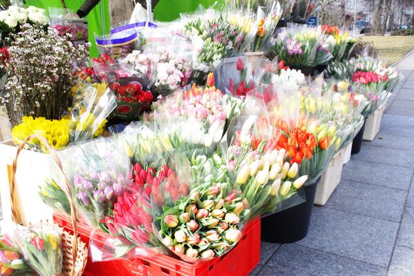 Букеты цветов продаются 8 Марта на улице Вокечю - Sputnik Lietuva