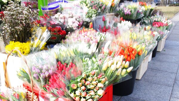 Букеты цветов продаются 8 Марта на улице Вокечю - Sputnik Lietuva