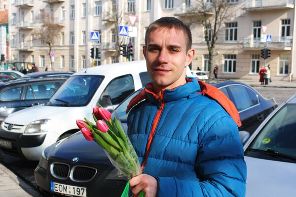 Мужчина с букетом тюльпанов - Sputnik Lietuva
