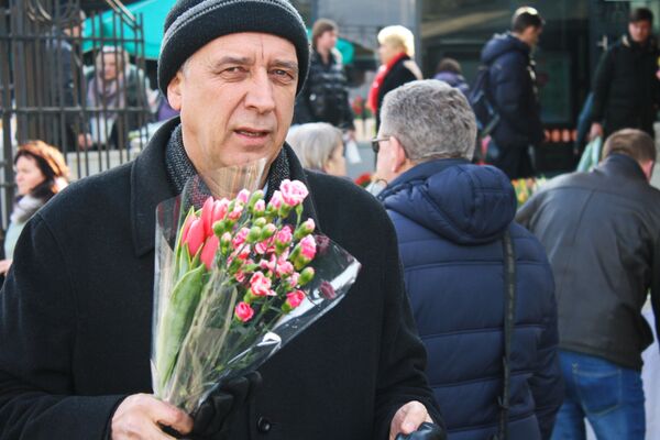 Мужчина с букетами тюльпанов и гвоздик - Sputnik Литва