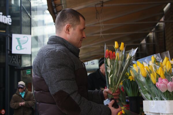 Мужчина покупает букет цветов на столичном рынке - Sputnik Lietuva