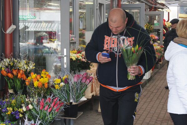 Мужчина с букетом на цветочном рынке на столичном проспекте Саванорю - Sputnik Lietuva