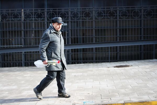 Пенсионер с букетом идет по улице - Sputnik Литва