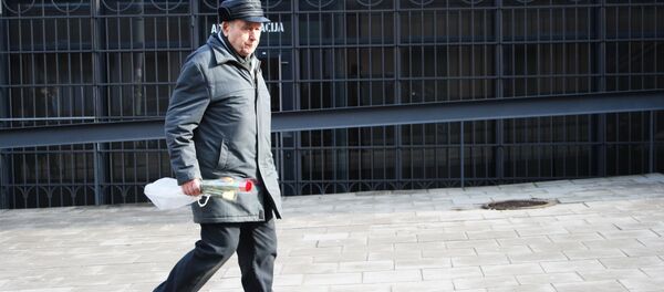 Пенсионер с букетом идет по улице - Sputnik Литва