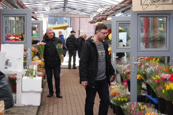 Главный цветочный рынок Вильнюса на проспекте Саванорю - Sputnik Lietuva