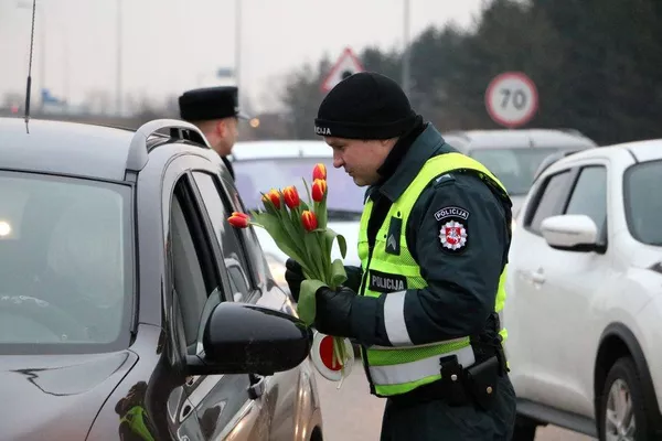 Акция в честь Международного женского дня от полицейских в Каунасе Акция в честь Международного женского дня от полицейских в Каунасе - Sputnik Lietuva