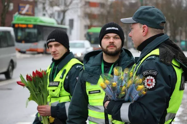 Акция в честь Международного женского дня от полицейских в Клайпеде Акция в честь Международного женского дня от полицейских в Клайпеде - Sputnik Lietuva