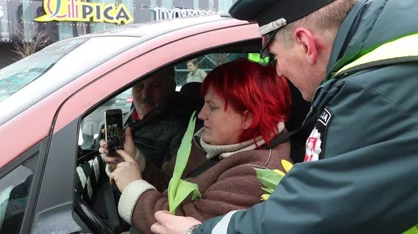 Акция в честь Международного женского дня от полицейских в Шяуляй Акция в честь Международного женского дня от полицейских в Шяуляй - Sputnik Lietuva