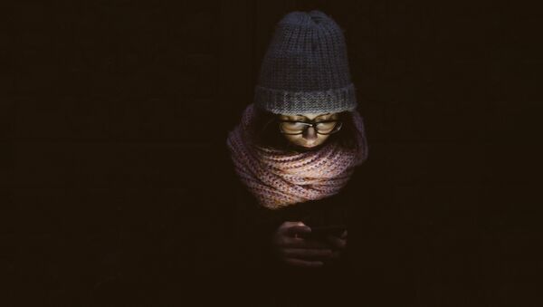 Девушка со смартфоном в руках - Sputnik Lietuva