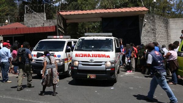 Кадры с места ЧП в Гватемале, где из-за пожара погибли дети - Sputnik Литва