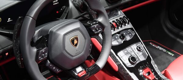 Интерьер салона автомобиля Lamborghini Huracan на автошоу в Женеве - Sputnik Литва
