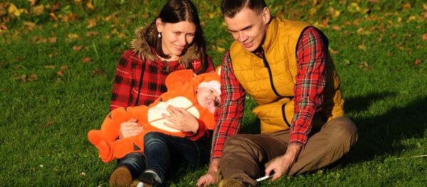 Молодая семья с ребенком, архивное фото Молодая семья с ребенком, архивное фото - Sputnik Lietuva