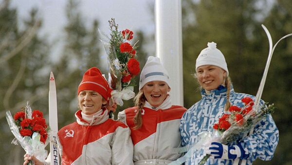 Вида Венецене из сборной Советского Союза на пьедестале лыжной гонки на олимпийских играх в 1988 году - Sputnik Литва