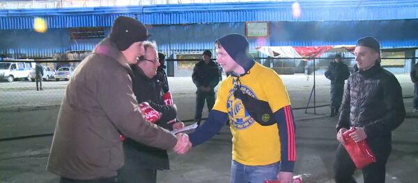 Российские болельщики подарили пледы британским футбольным фанатам - Sputnik Литва