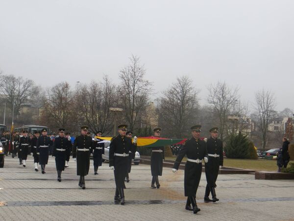 Как обычно, торжества начинаются с церемонии поднятия флагов на площади Независимости - Sputnik Литва