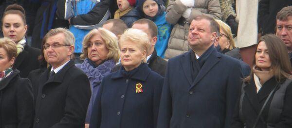 На церемонии присутствуют первые лица государства (слева направо: спикер Сайма Викторас Пранцкетис, президент Даля Грибаускайте и премьер Саулюс Сквернялис) На церемонии присутствуют первые лица государства (слева направо: спикер Сайма Викторас Пранцкетис, президент Даля Грибаускайте и премьер Саулюс Сквернялис) - Sputnik Lietuva