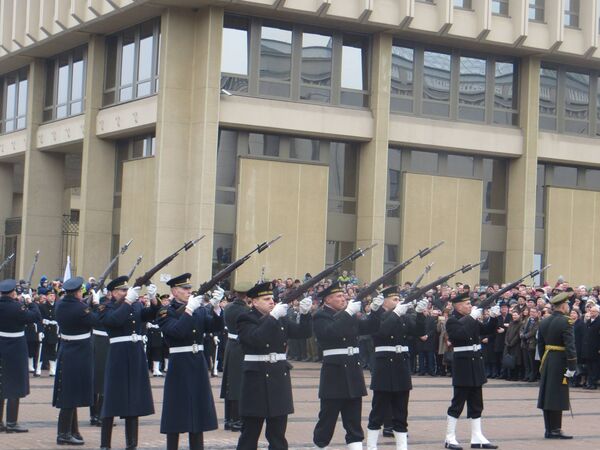Церемония сопровождается военными салютами - Sputnik Литва