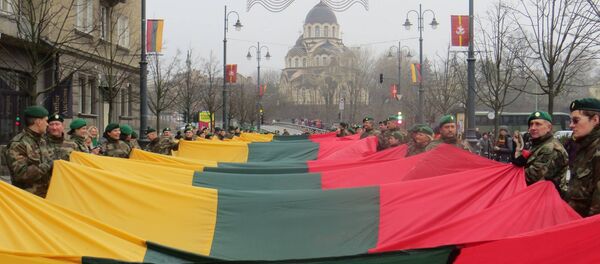 А вот и главный флаг праздника: его длина 400 метров А вот и главный флаг праздника: его длина 400 метров - Sputnik Литва