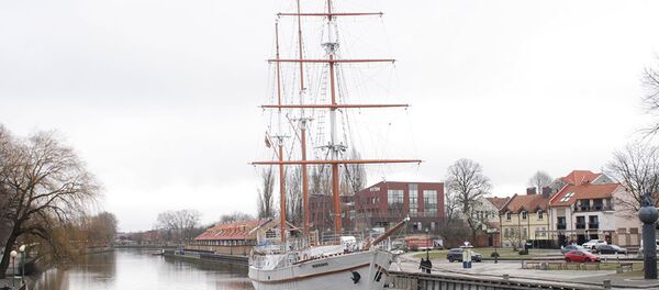 Парусник Меридиан у пирса на реке Дане в Клайпеде Парусник Меридиан у пирса на реке Дане в Клайпеде - Sputnik Lietuva