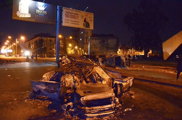 Десятки автомобилей были сожжены в ходе беспорядков на улице Чавчавадзе в центре Батуми - Sputnik Литва