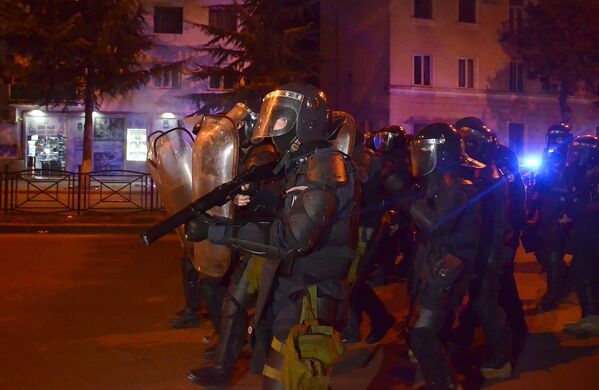 Полицейский спецназ принимает участие по наведению порядка в центре Батуми - полицейские использовали дубинки и резиновые пули - Sputnik Литва