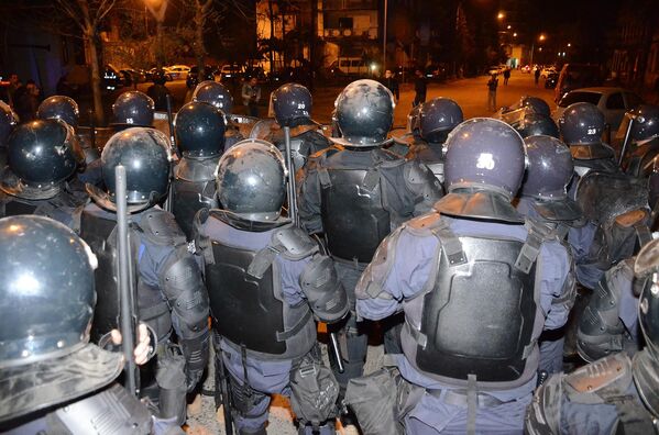 Полицейский спецназ участвует в подавлении беспорядков на улицах Батуми - Sputnik Литва