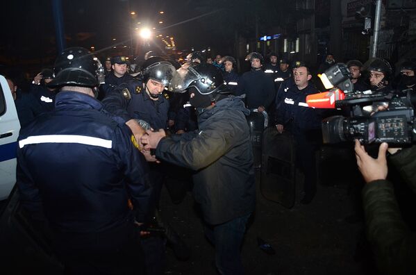 Сотрудники полиции задерживают одного из участников беспорядков в Батуми - Sputnik Литва