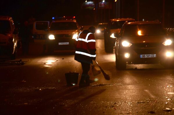 Сотрудник службы очистки участвует в уборке улиц Батуми после ликвидации беспорядков в центре города - Sputnik Литва