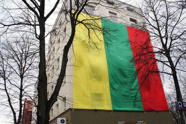 Флаг Литвы на офисном здании в Клайпеде - Sputnik Lietuva