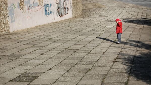 Мальчик один посреди улицы - Sputnik Литва