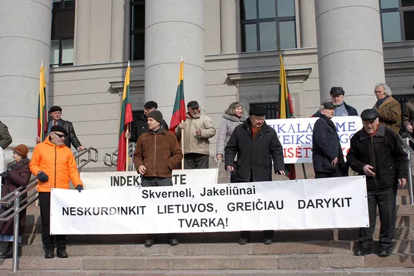 Пенсионеры с плакатами и государственными флагами Литвы на ступеньках Национальной библиотеки Пенсионеры с плакатами и государственными флагами Литвы на ступеньках Национальной библиотеки - Sputnik Lietuva