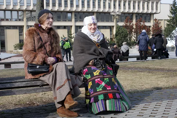 Пенсионерки Литвы на скамейке в сквере у Национальной библиотеки Пенсионерки Литвы на скамейке в сквере у Национальной библиотеки - Sputnik Lietuva