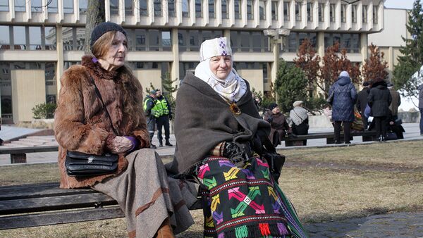 Пенсионерки Литвы на скамейке в сквере у Национальной библиотеки - Sputnik Lietuva