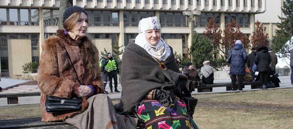Пенсионерки Литвы на скамейке в сквере у Национальной библиотеки Пенсионерки Литвы на скамейке в сквере у Национальной библиотеки - Sputnik Lietuva