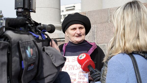 Пенсионерка озвучивает в телеинтервью требования митингующих - Sputnik Lietuva