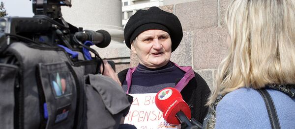 Пенсионерка озвучивает в телеинтервью требования митингующих - Sputnik Литва