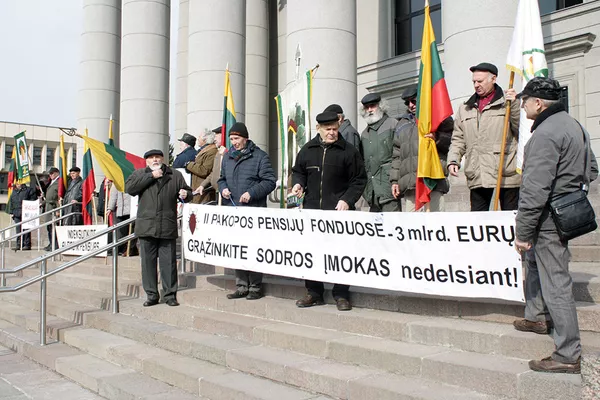 Митингующие с транспарантами и государственными флагами Митингующие с транспарантами и государственными флагами - Sputnik Lietuva