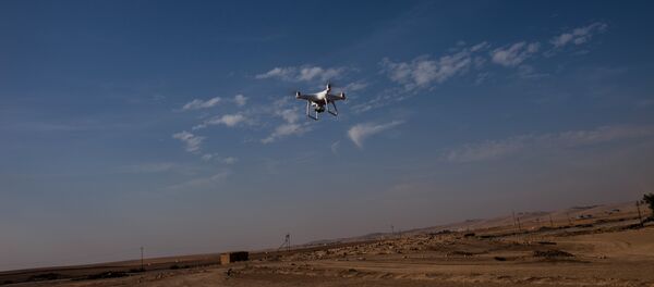 Дрон над землей в Ираке Дрон над землей в Ираке - Sputnik Литва