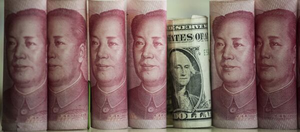Китайские юани и американский доллар - Sputnik Литва