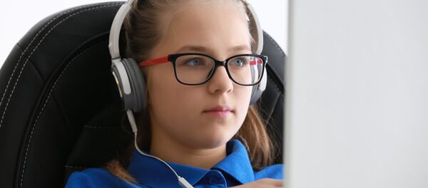 Ребенок за компьютером - Sputnik Литва