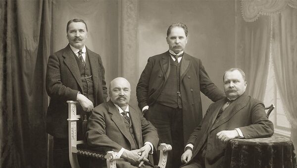 Йонас Вилейшис со своими братьями (первый слева, стоит) - Sputnik Литва