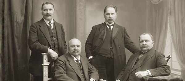 Йонас Вилейшис со своими братьями (первый слева, стоит) - Sputnik Литва