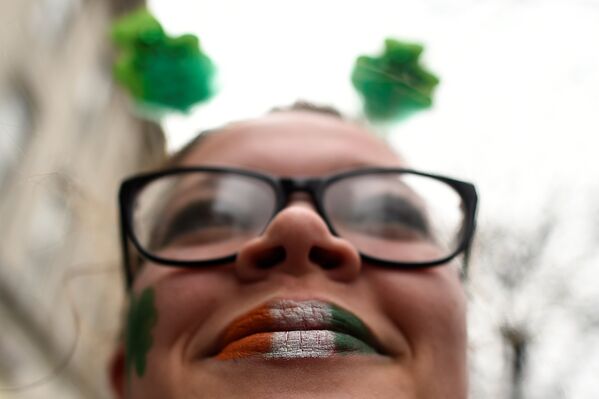 Патриотичные ирландский макияж у одной из участниц - Sputnik Lietuva