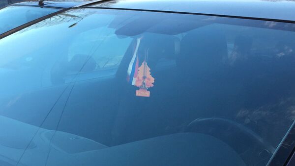 Ленточка цветов российского флага в машине сотрудника МВД Латвии - Sputnik Литва