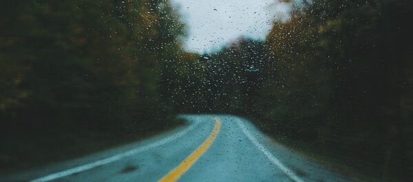 Дорога за стеклом автомобиля Дорога за стеклом автомобиля - Sputnik Литва