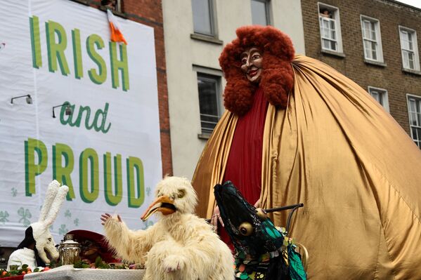 Необычные костюмы участников парада в честь Дня Святого Патрика в Дублине - Sputnik Литва
